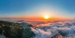 Spectacular sea of clouds surrounding Kunyu Mountain