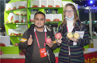 In pics: Yantai intl apple festival lures foreign visitors