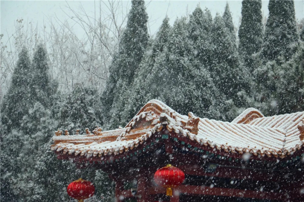 ​Snow falls on Nanshan Mountain
