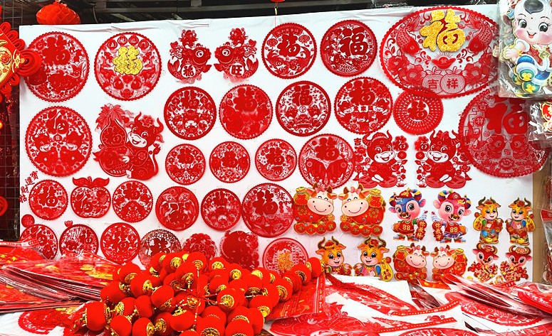 New Year decorations popular at Yantai market