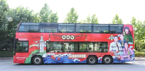 Yantai red double-decker bus honors heroes