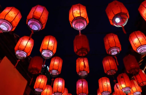 Thrilling light show dazzles public in Yantai