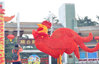 Nanshan Park decorated with red lanterns to greet Spring Festival