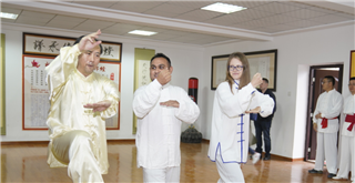 Expats try mantis boxing in Yantai