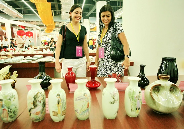外国贵宾在参观陶瓷博览会-2-鞠川江摄影.jpg