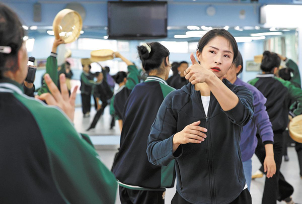 1765347253326006647.jpg 舞蹈老师_副本.jpg