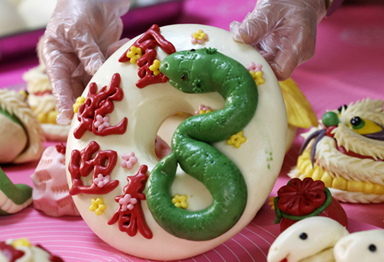 Snake-shaped steamed buns sell like hot cakes in Shanxi