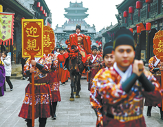 Chinese woman, British man marry in Ming-style ceremony