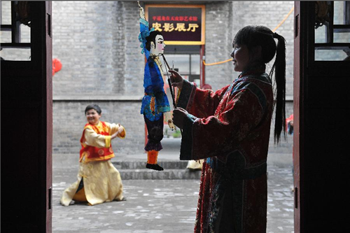  “Pocket people’’ rehearse in shadow puppet theater, in Pingyao, Shanxi province, on April 14. (Photo/Xinhua)