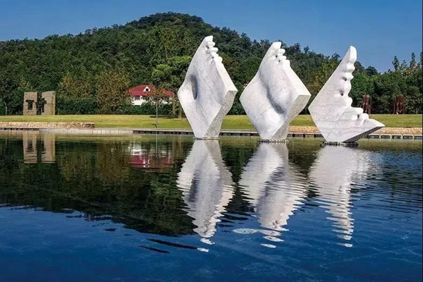 Enjoy spring scenery at Shanghai Moon Lake Sculpture Park