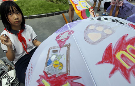 Shanghai kids learn about law, paint umbrella