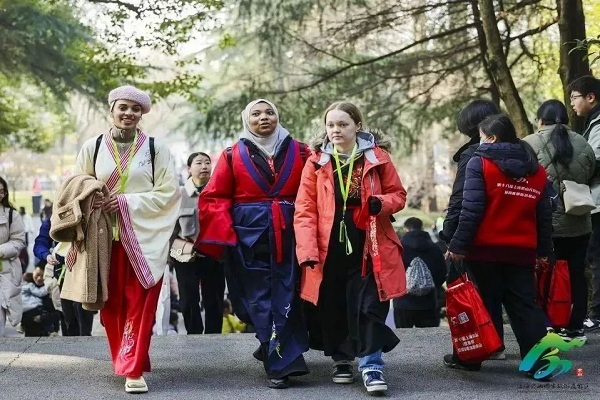 Shanghai welcomes in 2024 with Sheshan area mountain hike