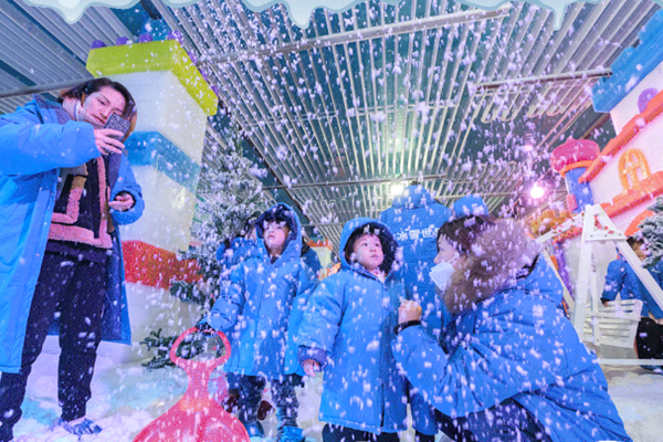 Enjoy Ice and Snow World at Shanghai Sheshan Resort