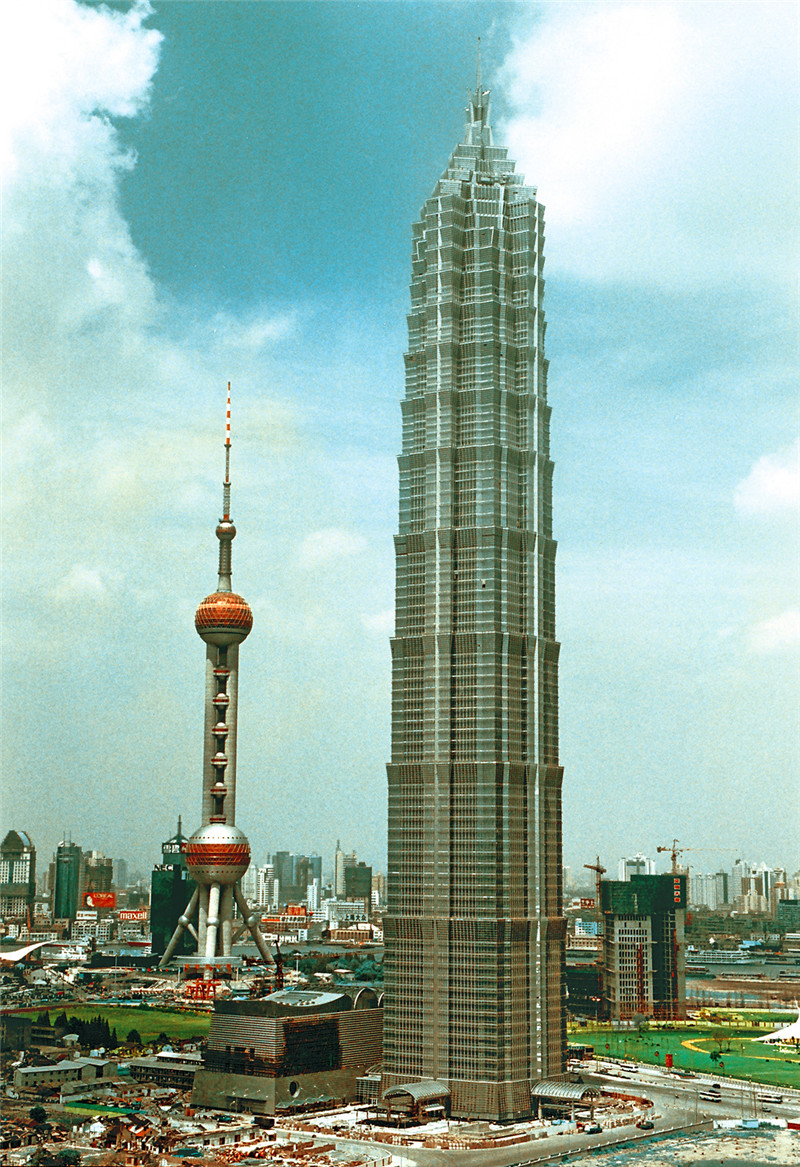 1998年8月28日，中国上海，当时中华第一高楼金茂大厦（420.5米）在东方明珠塔旁竣工启用。_副本.jpg