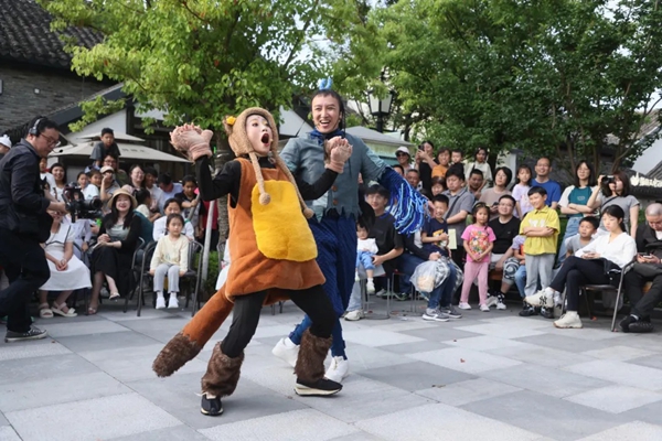 Roaming musical performance delights families at Panlong Tiandi