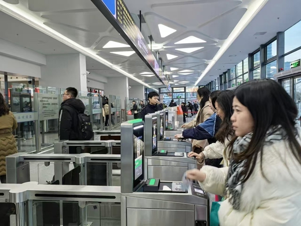 Shanghai's major railway stations operate 24/7 for Spring Festival rush