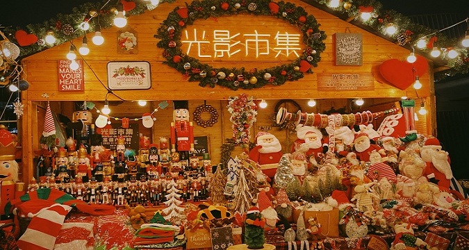 Hongqiao night bazaar in festive mood