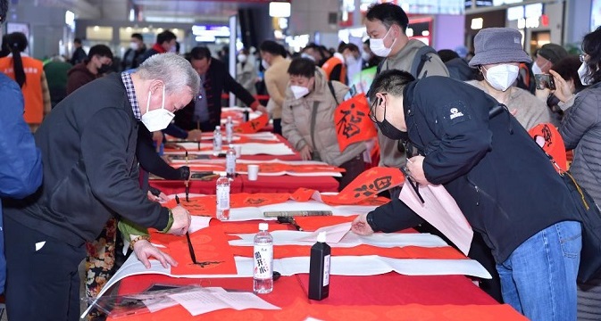 Spring Festival activities brighten up people's moods in Shanghai