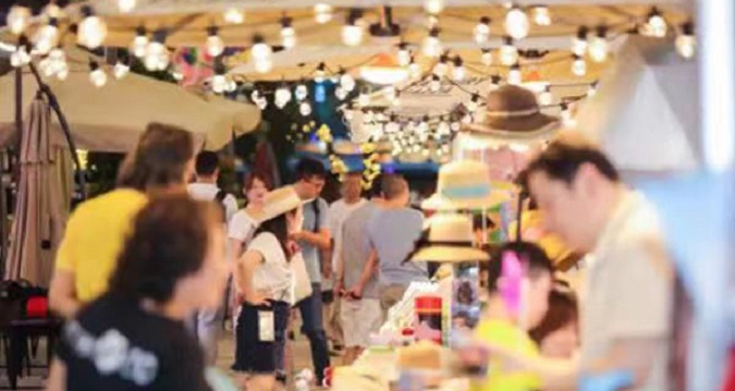 Shanghai holds shopping festival to boost confidence