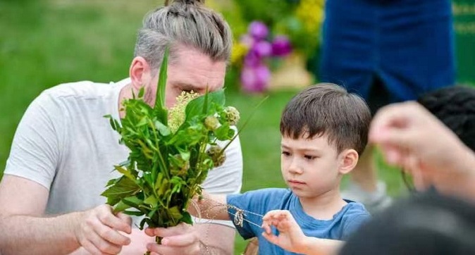 Foreigners celebrate Dragon Boat Festival in Hongqiao