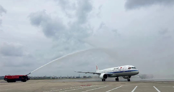 Shanghai Hongqiao Airport welcomes Air China's C919 maiden flight with water salute