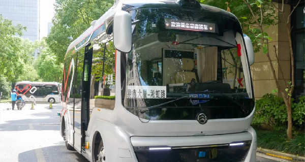 Smart shuttle buses available in Hongqiao CBD