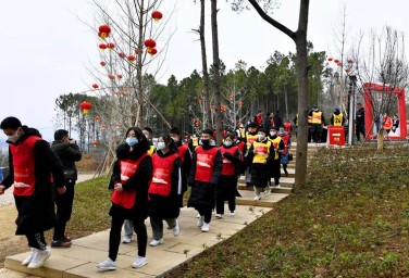 In Guangyuan, residents are hiking a mountain to win a prize  