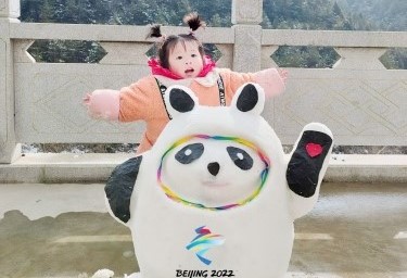 Panda mascot brings fun to Guangyuan residents
