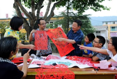 Paper-cutting art shapes new lives for Cangxi people
