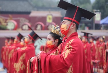 Builders of Jian'ge county hold a collective wedding