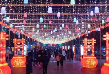 Lantern decorations create festive atmosphere in Guangyuan