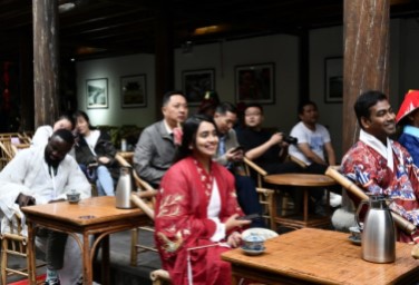 International photographers and media workers visit Guangyuan