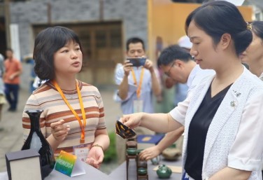 Guangyuan kiln workshop shines at ICH shopping festival