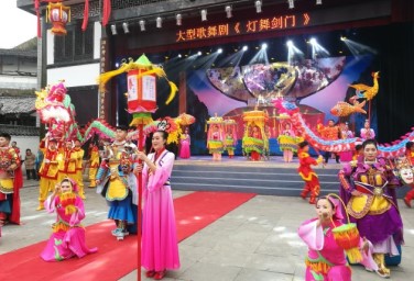 Lantern dance draws crowds in Jiange