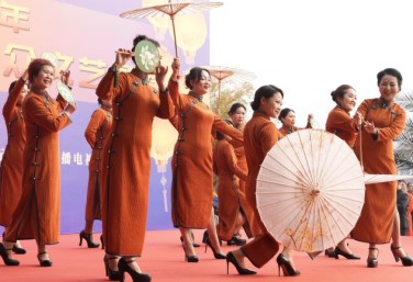 Women take to catwalk, show off Chinese fashion