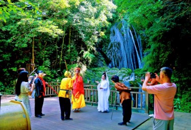 Tourists in Guangyuan treated to Journey to the West experience 