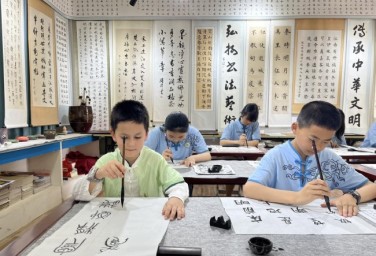 French student gets hands on with Chinese calligraphy art in Guangyuan