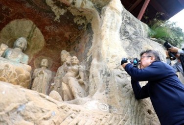 Photography group visits ancient road system in Guangyuan