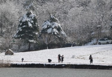 First snowfall of the season transforms Yueba into a winter wonderland