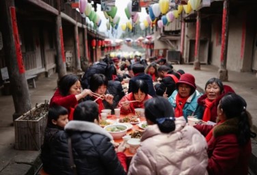 'Long banquet' held in Bolin ancient town as Spring Festival nears 