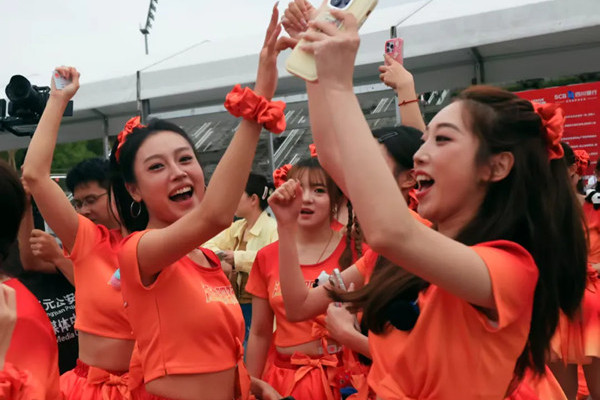 Fans light up Guangyuan's football scene in Sichuan league match