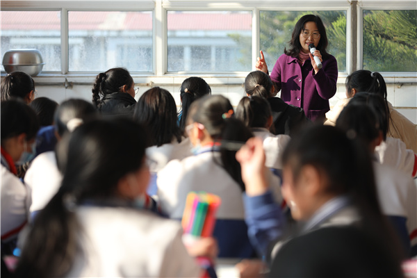 Yang Xuemei,an associate professor of psychology with Sichuan Normal University,gives a lecture on adolescent mental health to schoolgirls.jpg