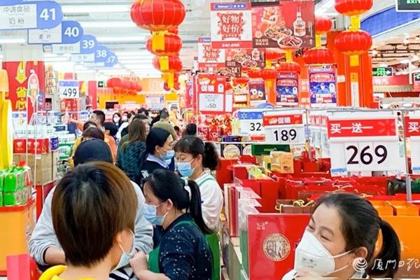 Xiamen's consumer market booms during Spring Festival holiday