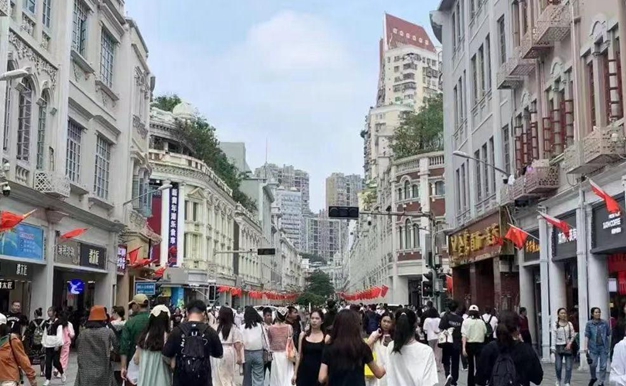 Xiamen's shopping districts experience a boom in popularity during May Day holiday