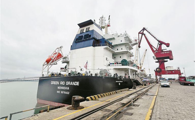 World's largest professional pulp vessel makes first call at Xiamen Port