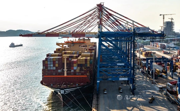 Xiamen Port links globe