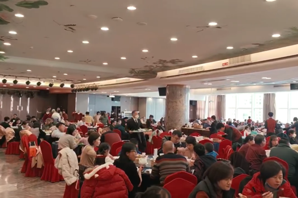 Catering industry flourishes during Spring Festival holiday in Xiamen