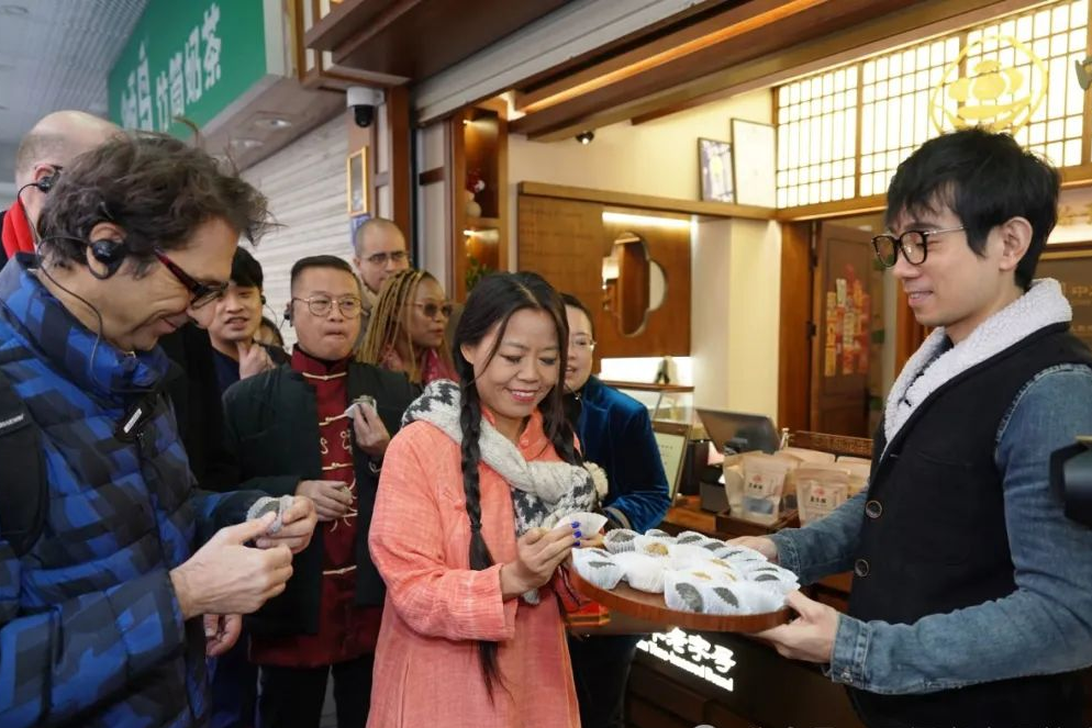 Foreigners embrace Spring Festival atmosphere of Xiamen