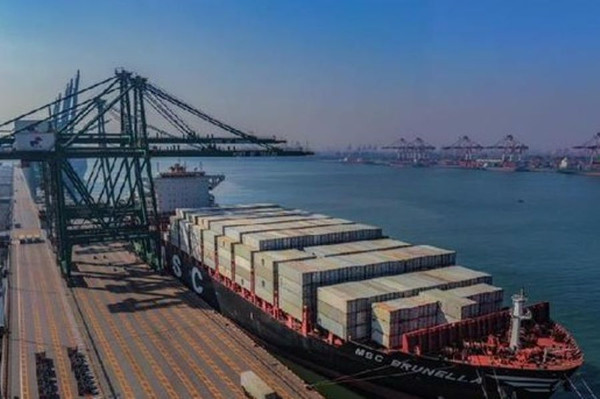 A cargo ship loaded with containers from Singapore and Malaysia arrived at Tianjin port, on March 20, 2020. [PhotoXinhua].jpg