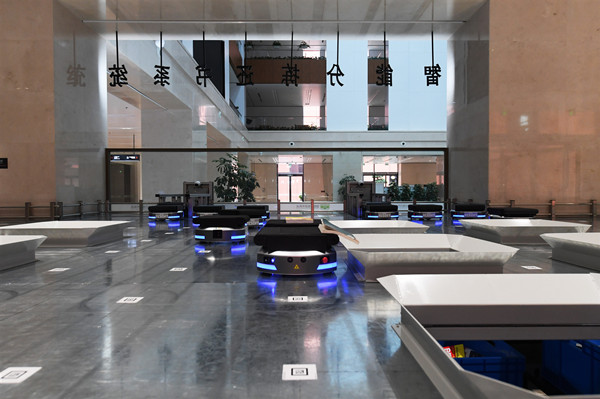 天津滨海新区中新友好图书馆“智能分拣还书系统”工作效率是传统人工分拣的10倍.jpg
